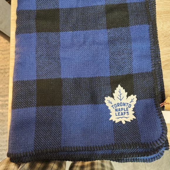 Roots × Toronto Maple Leafs Scarf - Picture 1 of 4